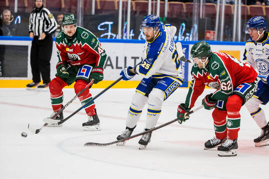 Frölundas Carl Klingberg och Leksands Lucas Elvenes och