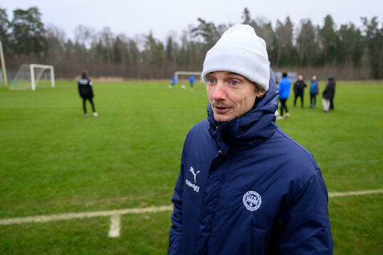 Assisterande tränare Robin Asterhed blir intervjuad
