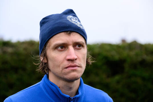 Simon Thern blir intervjuad