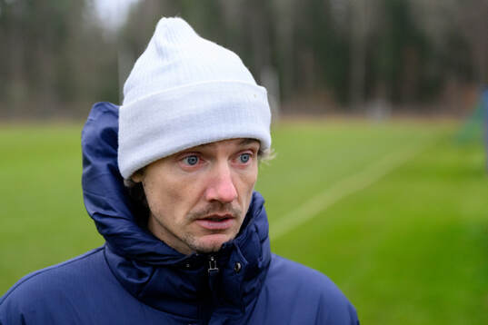 Assisterande tränare Robin Asterhed blir intervjuad