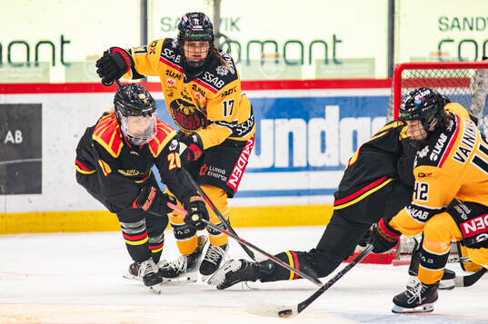 Brynäs Celine Tedenby och Luleås Erica Rieder