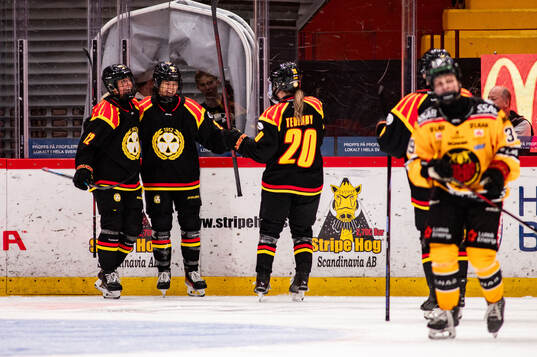 Brynäs Mina Waxin, Sara Cajanova och Celine Tedenby jublar