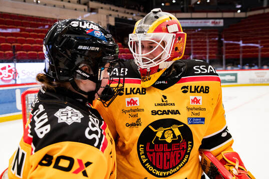 Luleås Petra Nieminen och målvakt Frida Axell jublar