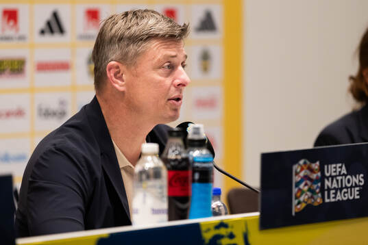 Head coach Jon Dahl Tomasson of Sweden