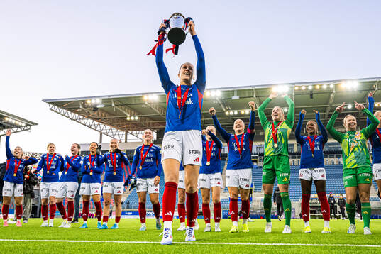 Emma Stølen Godø of Vålerenga celebrates with the trophy