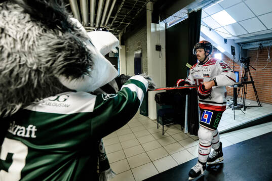 Örebros David Quenneville och Färjestads maskot Ture Varg