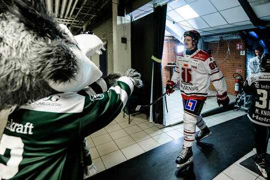 Färjestads maskot Ture Varg och Örebros Patrik Karlkvist