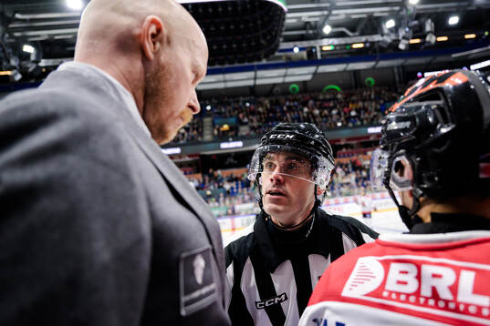 Örebros assisterande tränare Tobias Thermell i samtal med