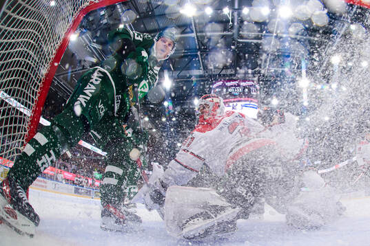 Färjestads Joel Kellman och Örebros målvakt Jonas Arntzen