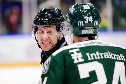 Linjedomare Rickard Nilsson och Färjestads Michael