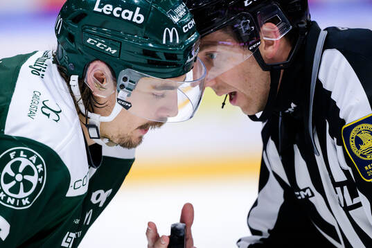 Färjestads David Tomasek och linjedomare Andreas Malmqvist