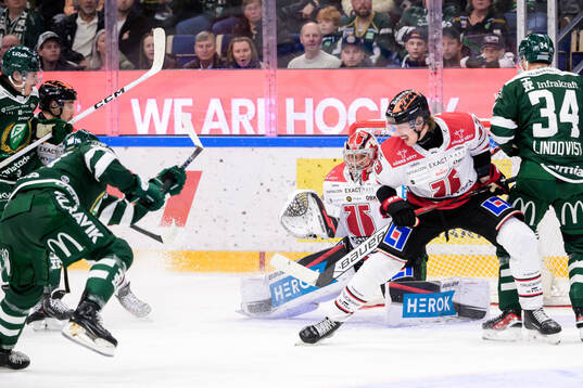 Färjestads Marian Studenic skjuter 2-2 bakom Örebros