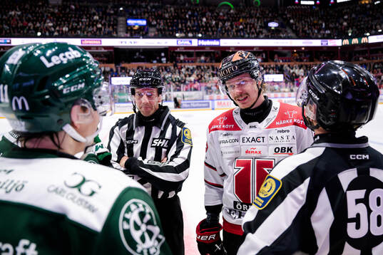 Färjestads Joakim Nygård, linjedomare Andreas Malmqvist