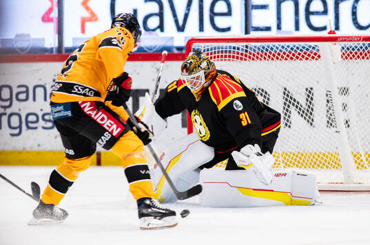 Luleås Anton Levtchi gör 0-1 på Brynäs målvakt Erik