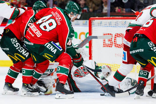 Frölundas Carl Klingberg och Modos målvakt Olle Eriksson