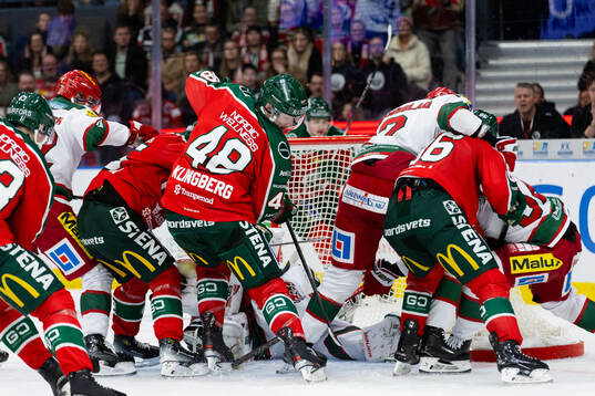 Modos målvakt Olle Eriksson Ek håller undan för