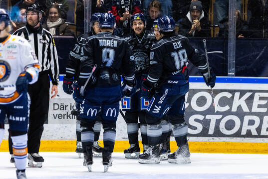 Linköpings Ty Rattie jublar med lagkamrater