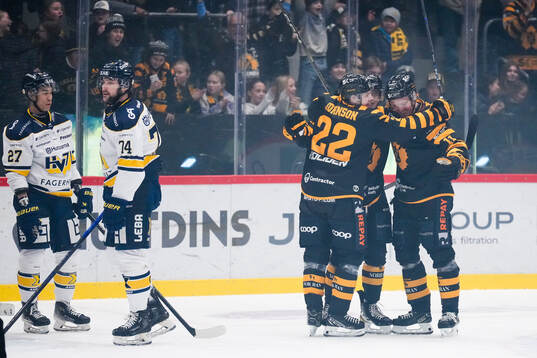 Skellefteås Jonathan Johnson och Max Lindholm jublar