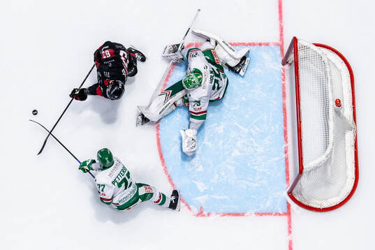 Malmö Redhawks Fredrik Händemark oroar mot Rögles Jesper