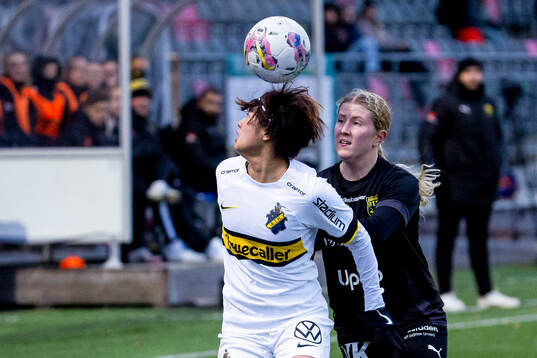 AIKs Haruna Tabata och Umeås Stina Andersson