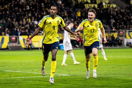 Alexander Isak and Viktor Gyökeres of Sweden celebrate 2-1 