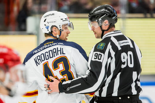 Djurgårdens Max Krogdahl och Linjedomare Eric Olsson