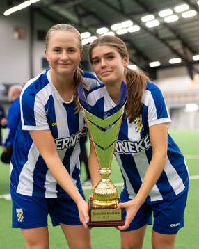 IFK Göteborgs Filippa Lindstedt och Lilly Hamstein  poserar med pokalen