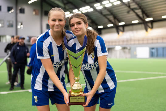 IFK Göteborgs Filippa Lindstedt och Lilly Hamstein  poserar med pokalen