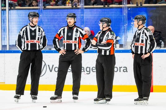 Linjedomare William Henriksson och Domare Robin Jacobsson