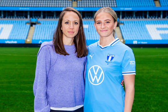 Malmö FF presenterar Tuva Skoog som ny spelare. Fotbollsagenten Malin Levenstad med Tuva Skoog