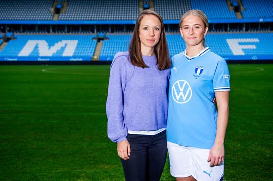 Malmö FF presenterar Tuva Skoog som ny spelare. Fotbollsagenten Malin Levenstad med Tuva Skoog