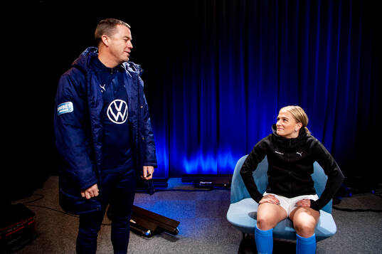 Malmö FF presenterar Tuva Skoog som ny spelare. Sportchef Daniel Andersson och Tuva Skoog