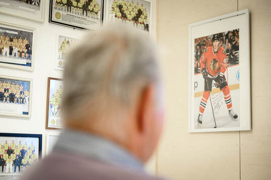 En bild på Viktor Svedberg hänger på väggen hos