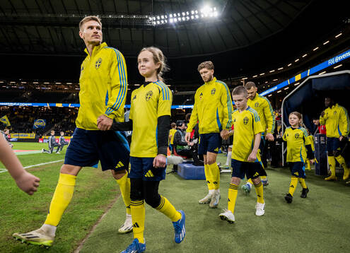 Carl Starfelt, Anton Salétros and Jesper Karlström of Sweden with mascots ahead of the Nations League football match between Sweden and Azerbaijan on November 19, 2024 in Stockholm. 