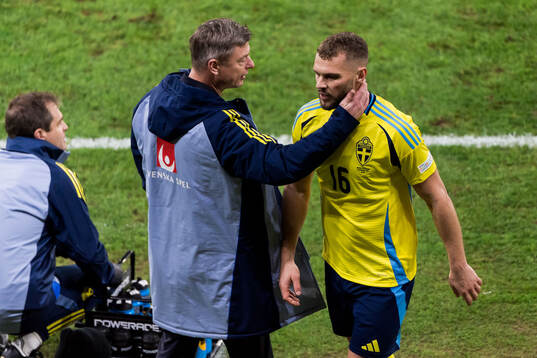 Head coach Jon Dahl Tomasson and Jesper Karlström of Sweden