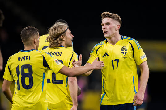 Viktor Gyökeres celebrates with Yasin Ayari and Sebastian Nanasi after 3-0
