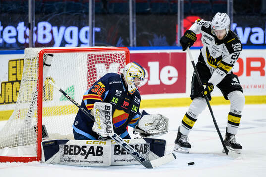 Djurgårdens målvakt Hugo Hävelid och Västerås Eric