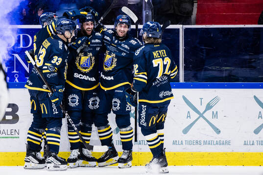 Södertäljes Amil Krupic (tvåa fr v) jublar med Filiph