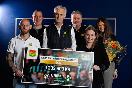 Erik Bergkvist, Roland Jernström , Szofia Jakobsson , Niklas Andersen, Povel Fagerström och Johanna Ageborg, GAIS poserar för porträtt med priset för Årets Publikökare & Publikraket