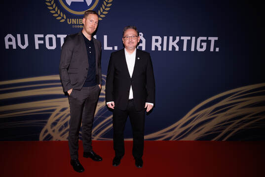 Gäster anländer på röda mattan