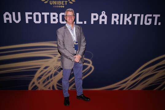 Gäster anländer på röda mattan