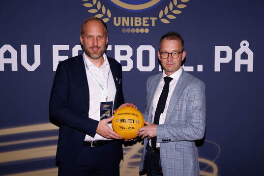 Gäster anländer på röda mattan