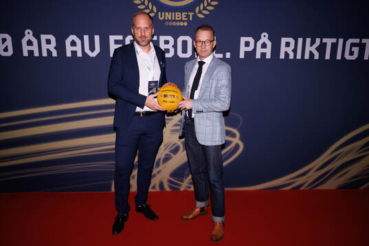 Gäster anländer på röda mattan