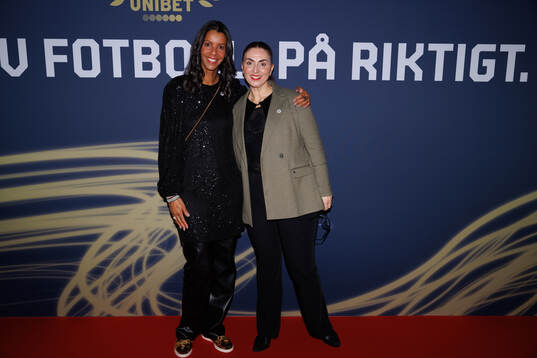 Gäster anländer på röda mattan