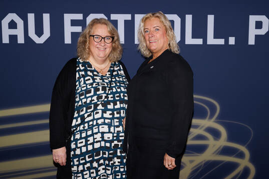 Gäster anländer på röda mattan