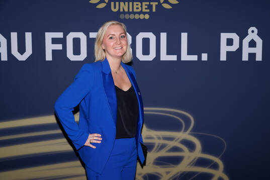 Gäster anländer på röda mattan