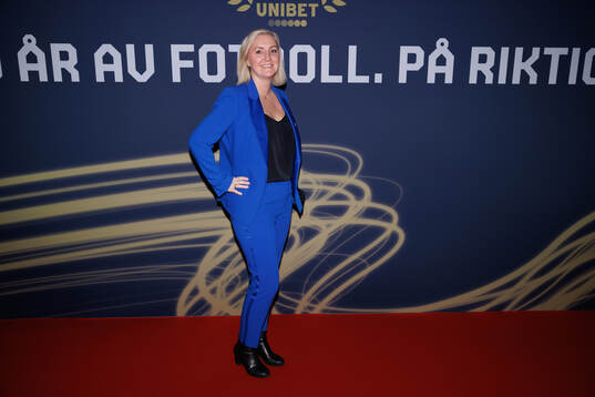 Gäster anländer på röda mattan