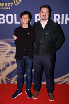 Gäster anländer på röda mattan