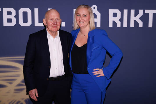 Gäster anländer på röda mattan