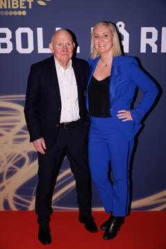 Gäster anländer på röda mattan